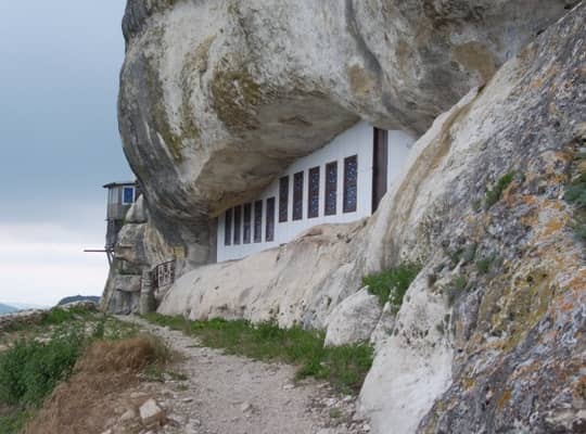 Мужской монастырь в горах Крыма