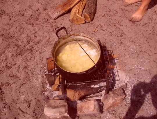 приготовление картошки на огне